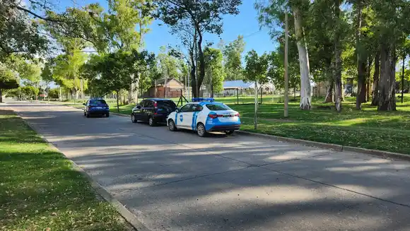 Le robaron la cartera a una madre en la puerta de un jardín mientras dejaba a su hijo