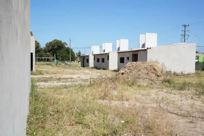 La Provincia apunta a finalizar alrededor de 16.000 viviendas que fueron abandonadas por la Nación.