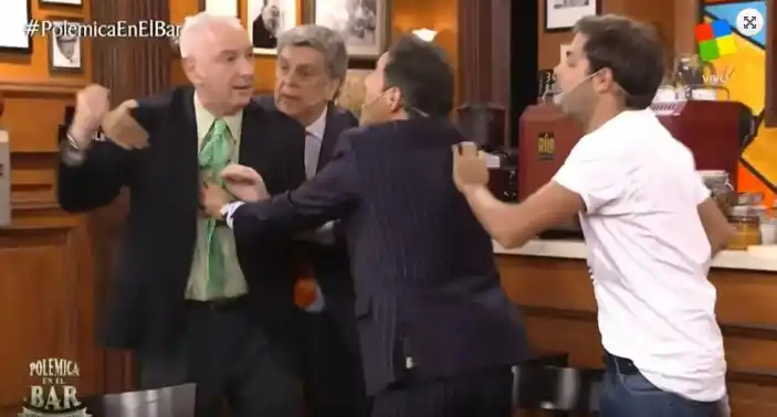 Piñas van, piñas vienen: la violenta apertura de “Polémica en el bar”