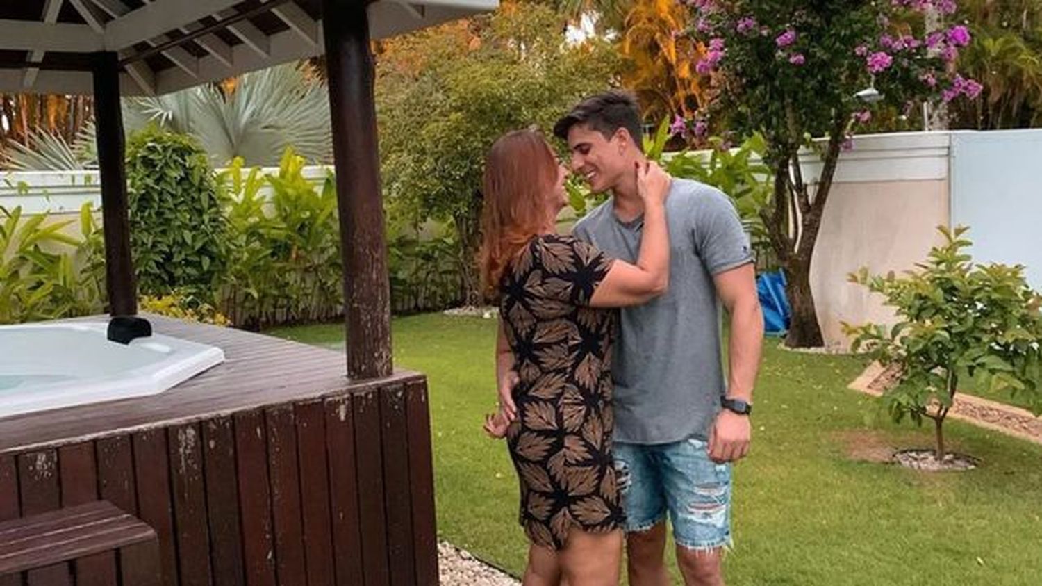 La madre de Neymar huyó de su novio de 23 años