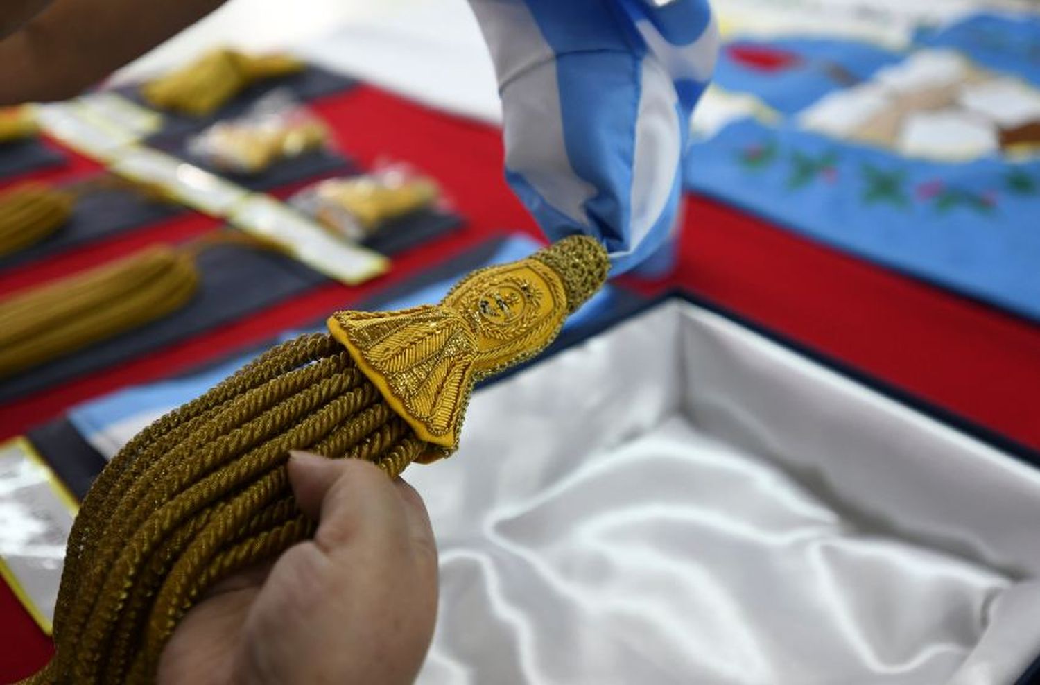 La Sastrería Militar ultima detalles de las bandas que utilizarán Alberto Fernández y Omar Perotti