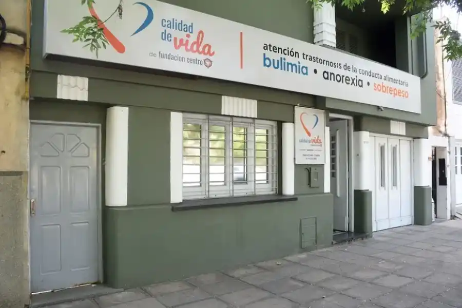 Quienes necesiten información o asesoramiento en trastornos alimentarios, pueden llamar al (0342) 4121480 – 5744648 o acercarse a la sede de la Fundación Centro en avenida Freyre 2060. Crédito: Guillermo Di Salvatore.