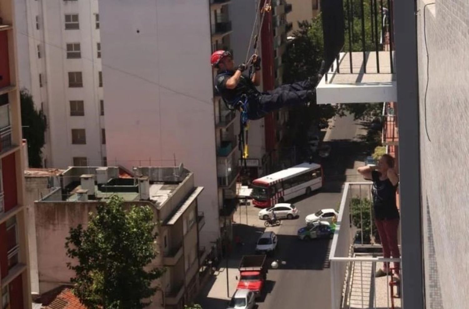 Se quedó encerrada en el balcón y la rescataron los bomberos