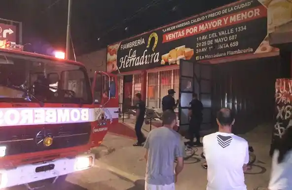 Controlaron a tiempo el fuego que se originó en una fiambrería