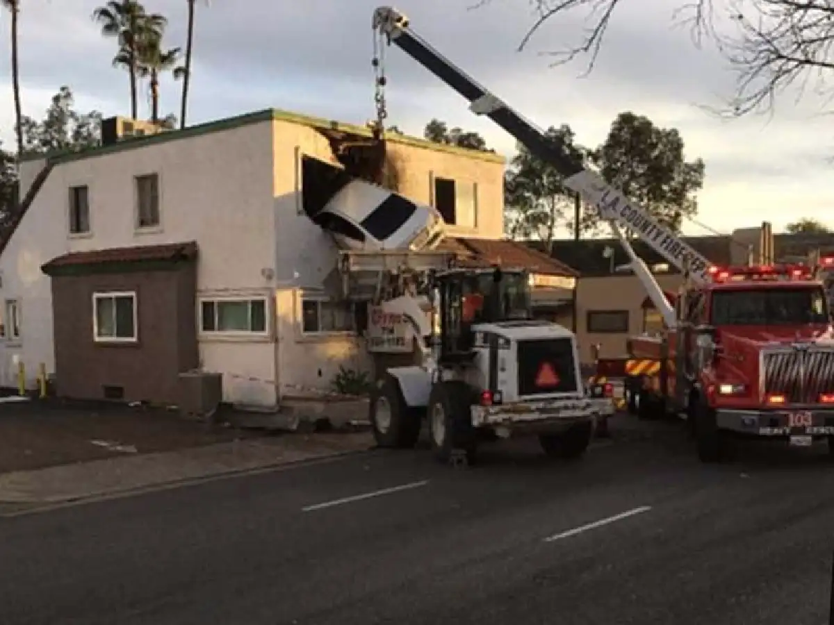 Increíble pero cierto: un auto terminó incrustado en el segundo piso de un edificio