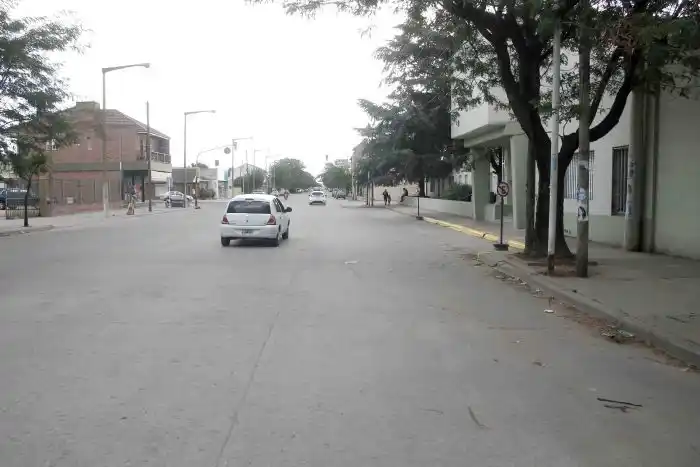 Roban carteras y bolsos frente a un establecimiento educativo