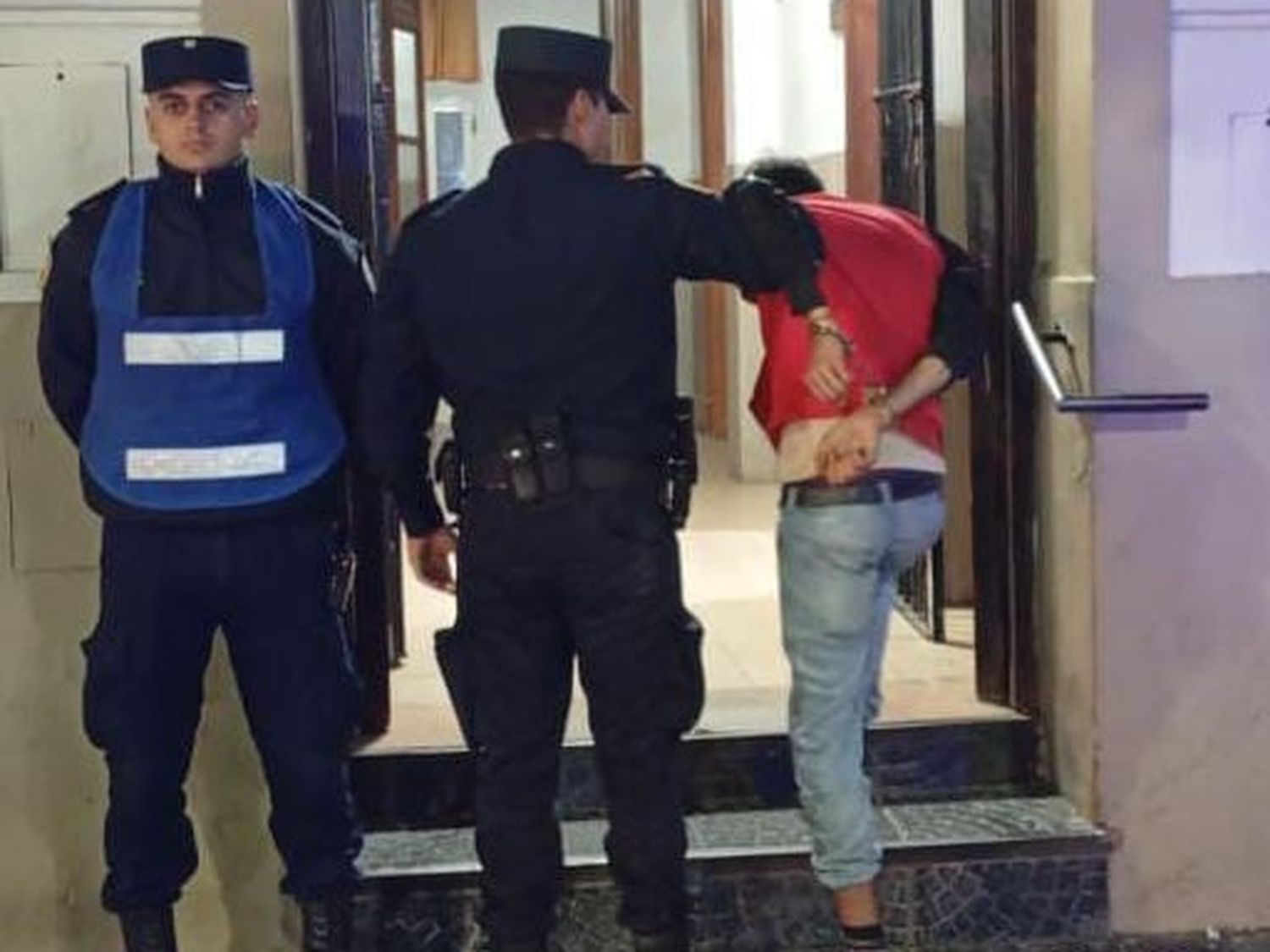 Un joven fue detenido tras agredir a un efectivo policial con una tijera en un confuso episodio familiar
