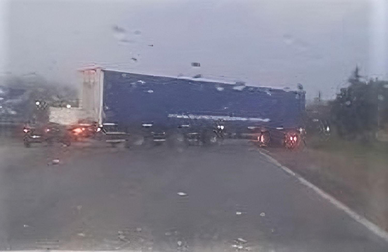 Camión sufrió un desperfecto y quedó cruzado en ruta 1001 y Crucero General Belgrano