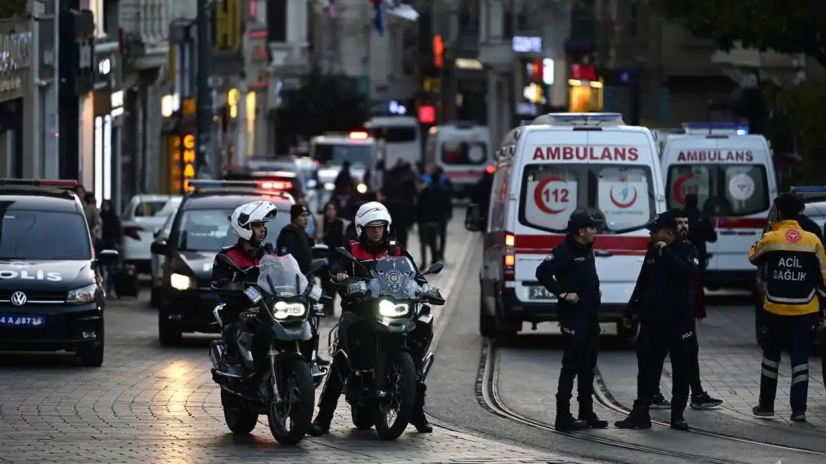 Bomberos, policías y equipos médicos se desplegaron en la zona, donde se ubican algunas muchas atracciones turísticas, y que fue acordonada.