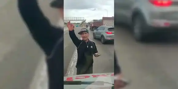 Un piquete frenó a una ambulancia y le exigieron “unas moneditas” al chofer para dejarlo pasar