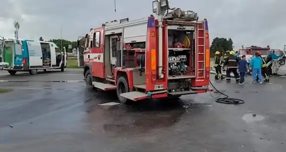 Trágico accidente en Carmen de Areco: murieron cuatro policías en un choque contra un camión cisterna y hay 19 heridos
