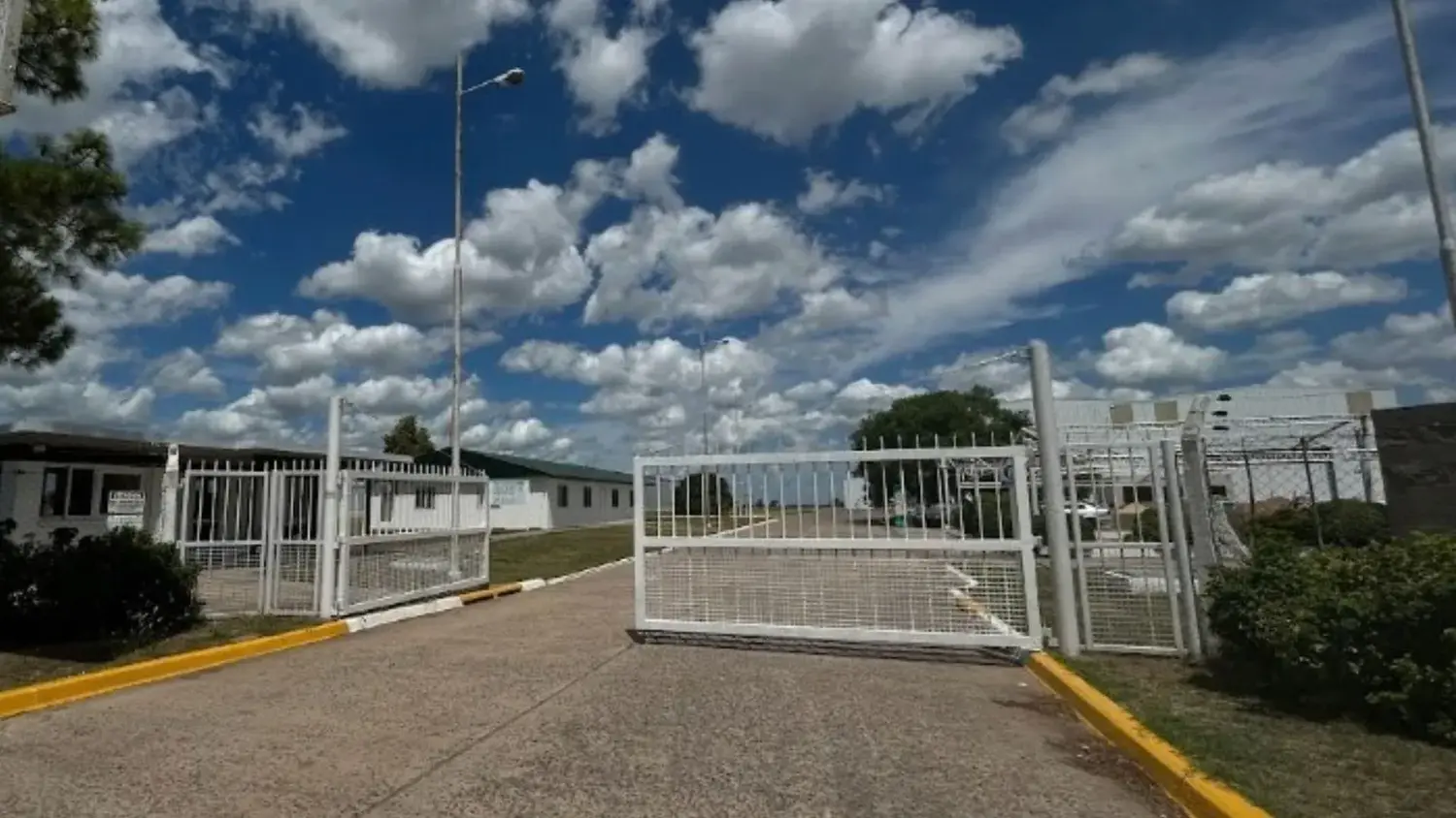 La fábrica de calzados donde ocurrió la explosión que dejó a un trabajador herido, que se encuentra internado en el Hospital Sadiv.