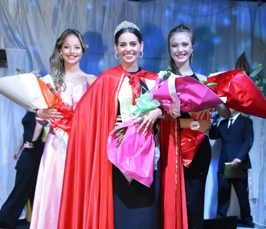 Inés Arévalo es la nueva Reina de las Carrozas Estudiantiles