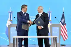 Argentina y EEUU firmaron acuerdo de información tributaria y el gobierno manda proyecto de blanqueo