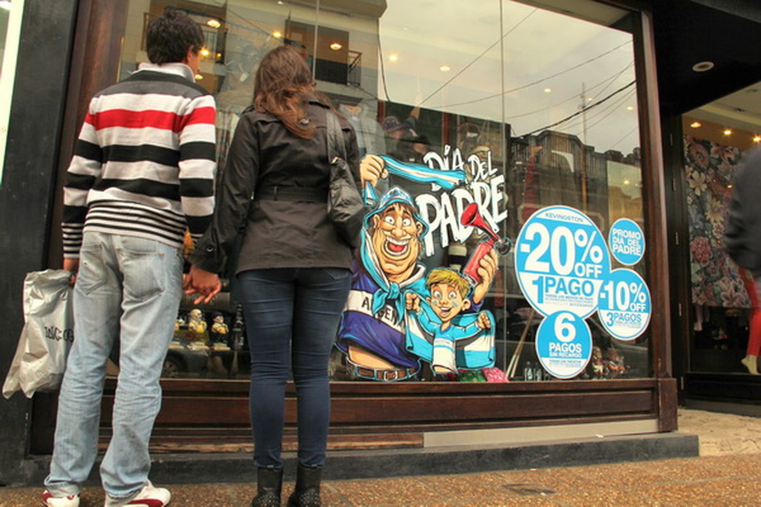 Comercios apuestan a promociones por el comienzo del mundial y el día del padre