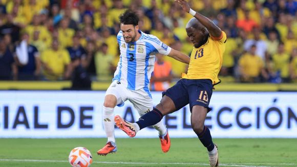 La Argentina cayó ante Ecuador con un polémico penal y culminó líder de las Eliminatorias
