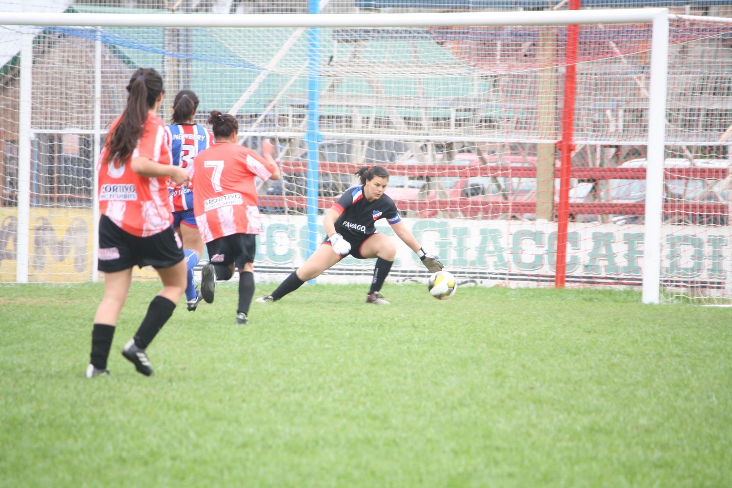 Jorge Newbery VT tuvo su estreno en el Femenino con una derrota ante Sportivo Sancti Spiritu. Foto: Paola Bartulo.