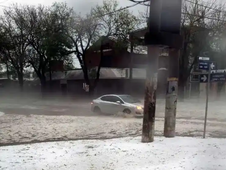 Granizo y vientos huracanados causaron graves destrozos en el sur de Santa Fe y Córdoba
