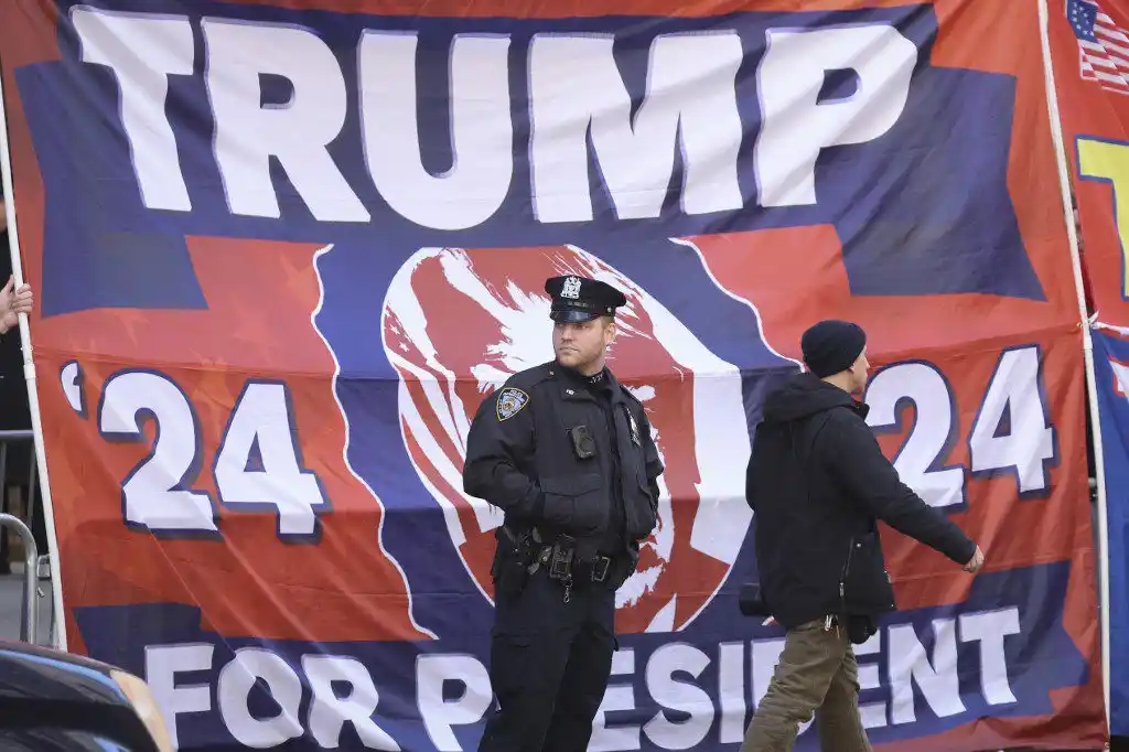 ¡SALE CONVOY DE LA CASA DE DONALD TRUMP! Nueva York en ALERTA ante posibles acciones de calle a favor del expresidente