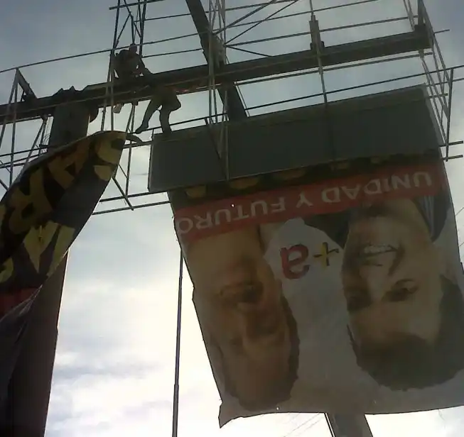 Elecciones 2013: Denuncian que Espinoza quita carteles de Massa en La Matanza