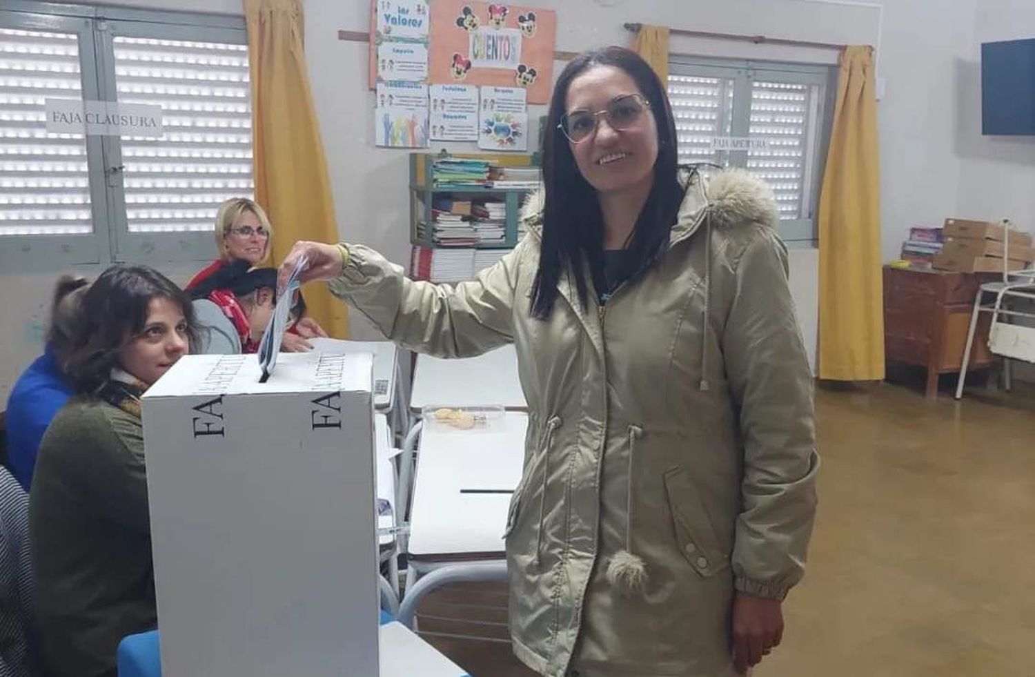 Soledad Villa al emitir su voto. (Foto gentilza: Oscar Gómez Producciones y Canal 29 Cooplus TV  Porteña).