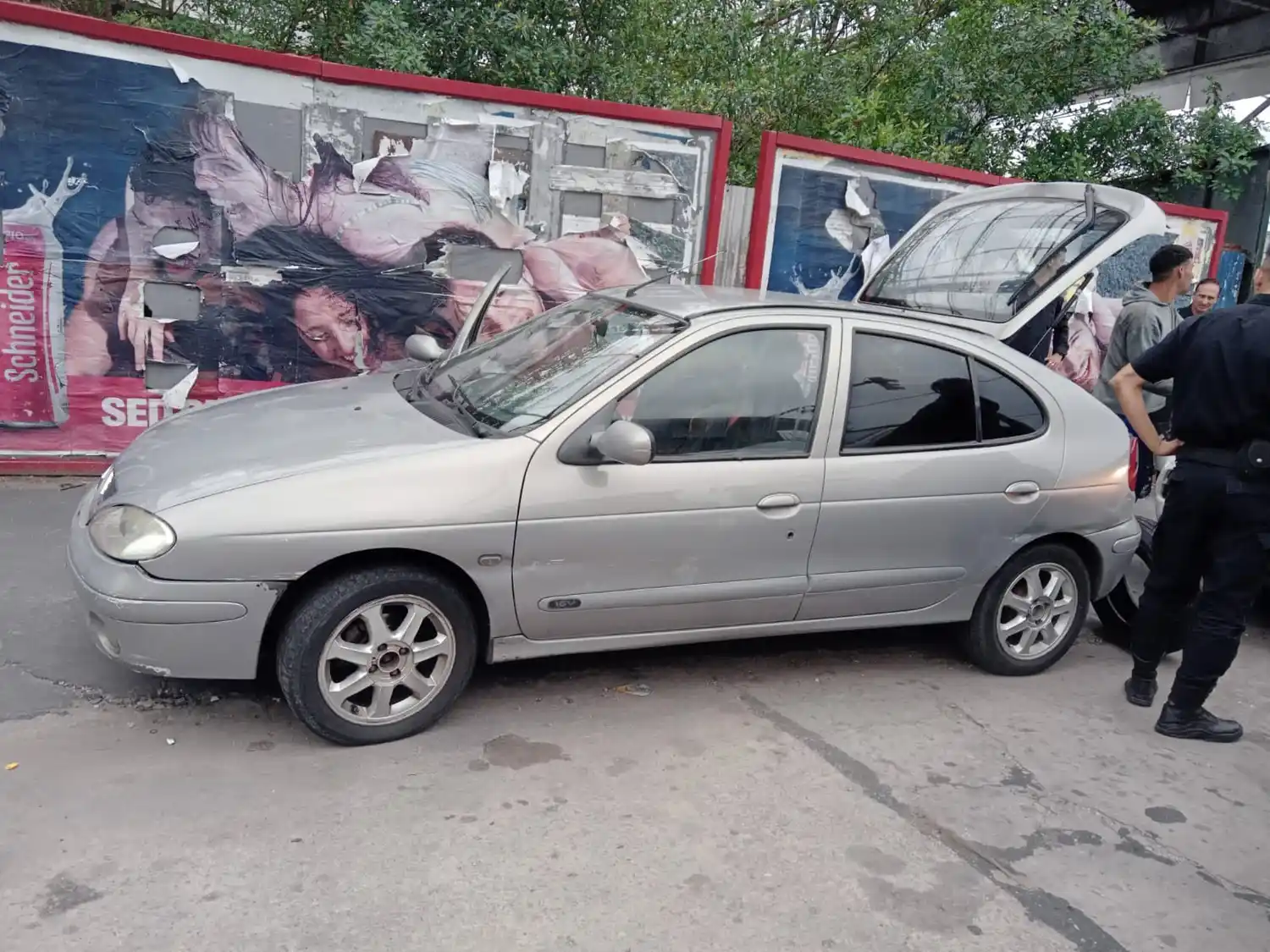 Los sujetos fueron vistos por agentes policiales mientras robaban en este auto.