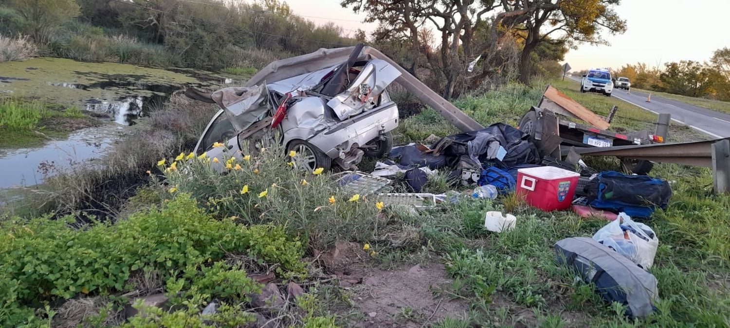 Una familia despistó y volcó con su vehículo: estuvieron a punto de caer en un arroyo