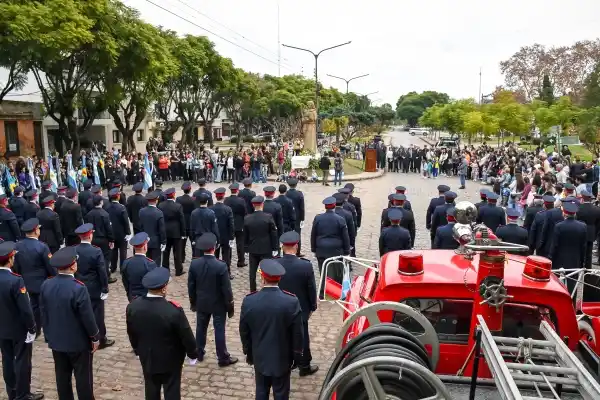 Acompañamiento de la comunidad en el Día del Bombero Voluntario