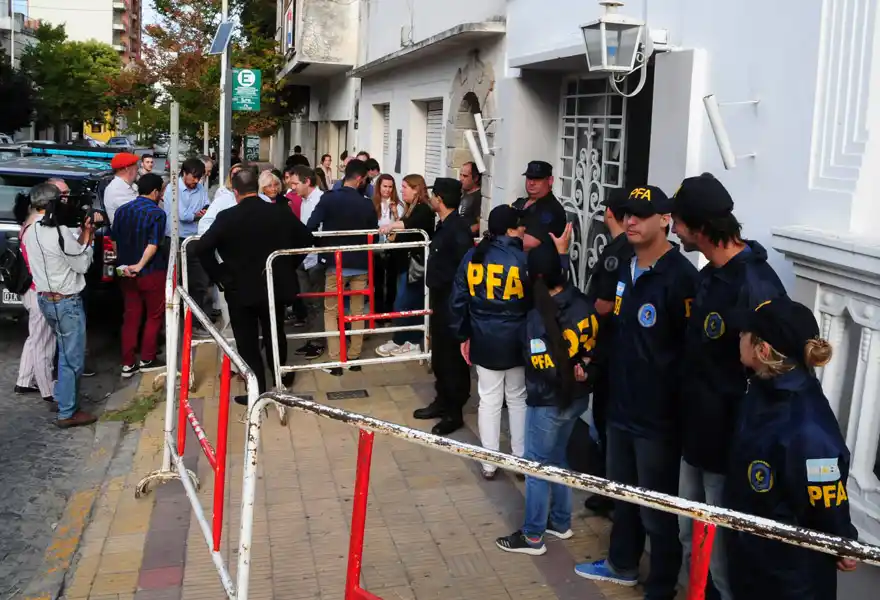 Un grupo de personas se manifestó en la Policía Federal en repudio a lo sucedido