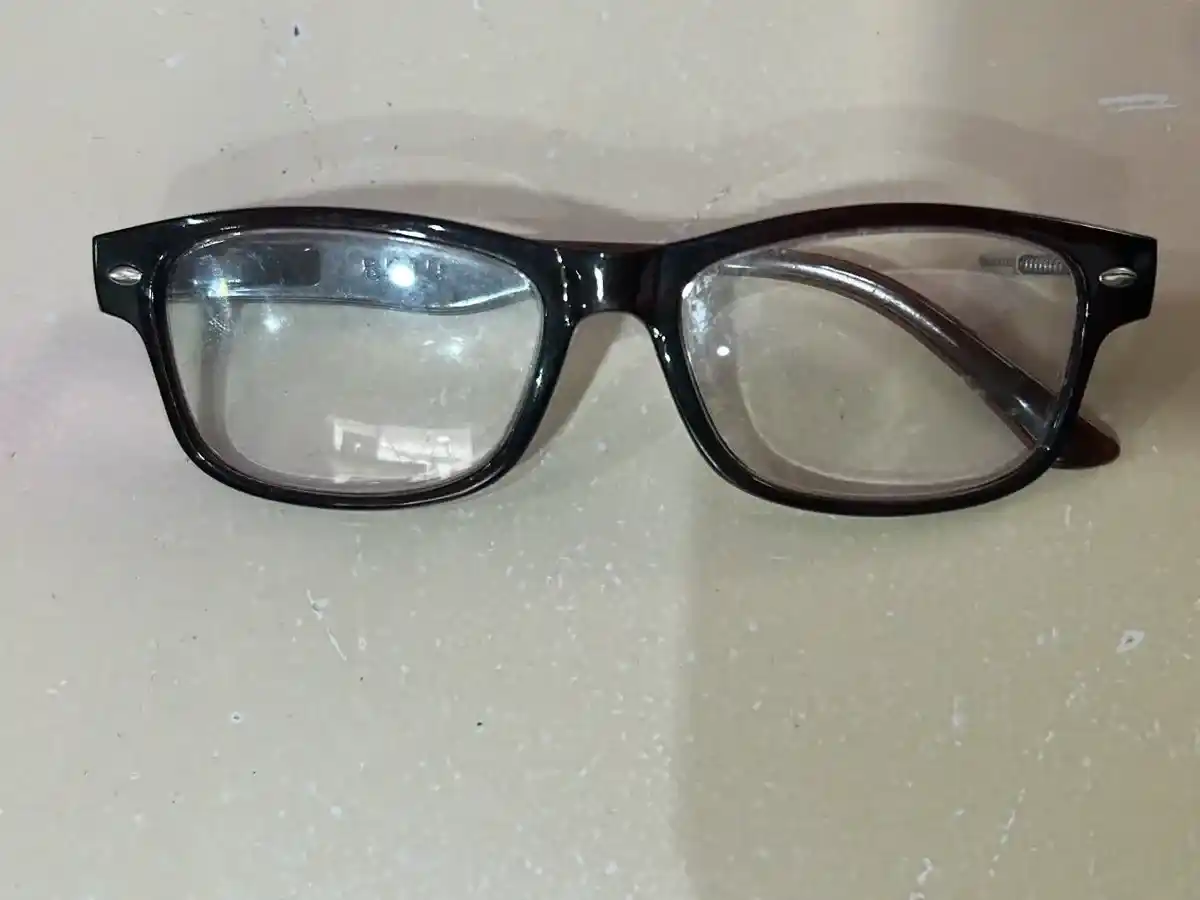 Hallaron lentes con aumento en inmediaciones de la primaria 1