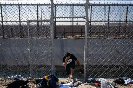Un migrante de Venezuela hace la señal de la cruz mientras sube desde un canal después de cruzar la frontera a través de un agujero en el muro fronterizo entre Estados Unidos y México en El Paso, Texas, el 19 de diciembre de 2022. - La Corte Suprema de Estados Unidos se detuvo el lunes. la eliminación inminente de una política clave utilizada desde la administración del presidente Donald Trump para bloquear a los inmigrantes en la frontera suroeste, en medio de preocupaciones sobre un aumento de inmigrantes indocumentados.
Una orden firmada por el presidente del Tribunal Supremo, John Roberts, suspendió la remoción prevista para el miércoles del Título 42, que permitió al gobierno utilizar los protocolos de seguridad de Covid-19 para bloquear sumariamente la entrada de millones de migrantes. (Foto de Patrick T. Fallon / AFP)