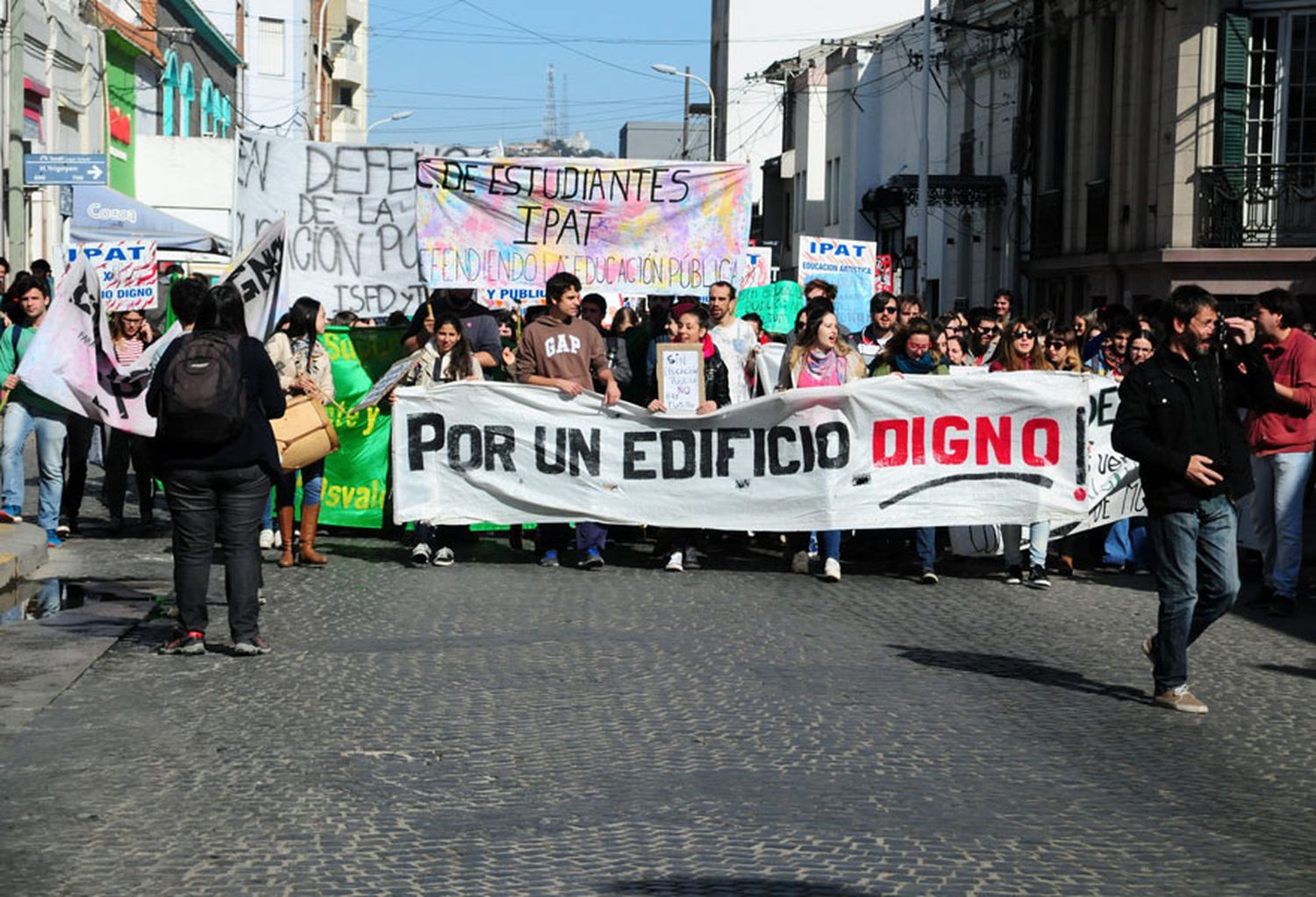 Estudiantes del nivel terciario marcharon al Municipio en reclamo de “un edificio digno”