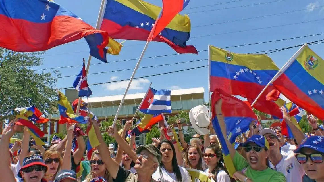SE SIENTEN EN EL LIMBO: reina la incertidumbre entre venezolanos en la FLORIDA