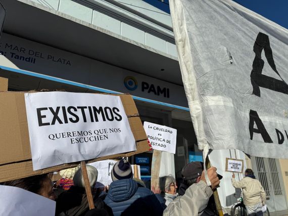 Jubilados de la ciudad marcharon al PAMI: “Existimos, queremos que nos escuchen”