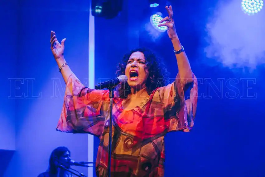 Bajo la lluvia, Patricia Sosa hizo vibrar Espacio Clarín