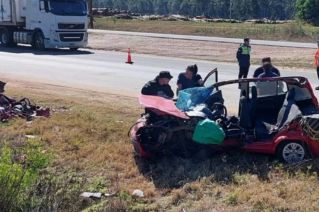 A pesar de la rápida llegada del personal médico al lugar del accidente, el joven perdió la vida en el acto.