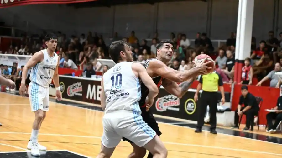 Ghersetti trabaja en el poste bajo ante la marca de Emiliano Vives. (Foto de Mauricio Ríos).