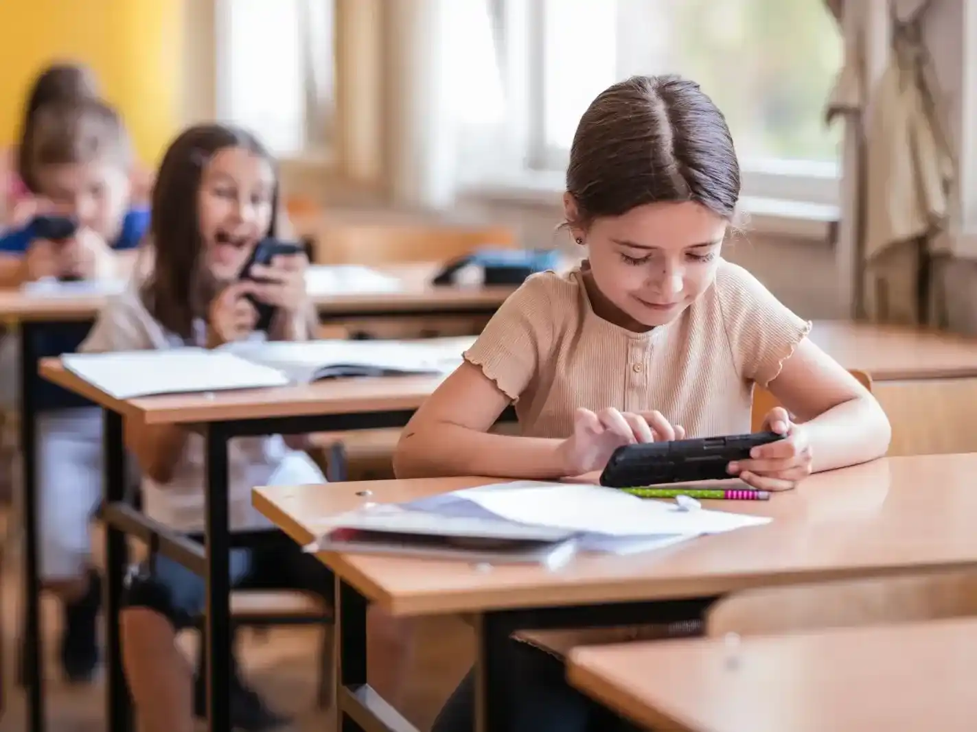 Entre Ríos inicia el ciclo lectivo 2026 sin normativa específica sobre celulares en las aulas