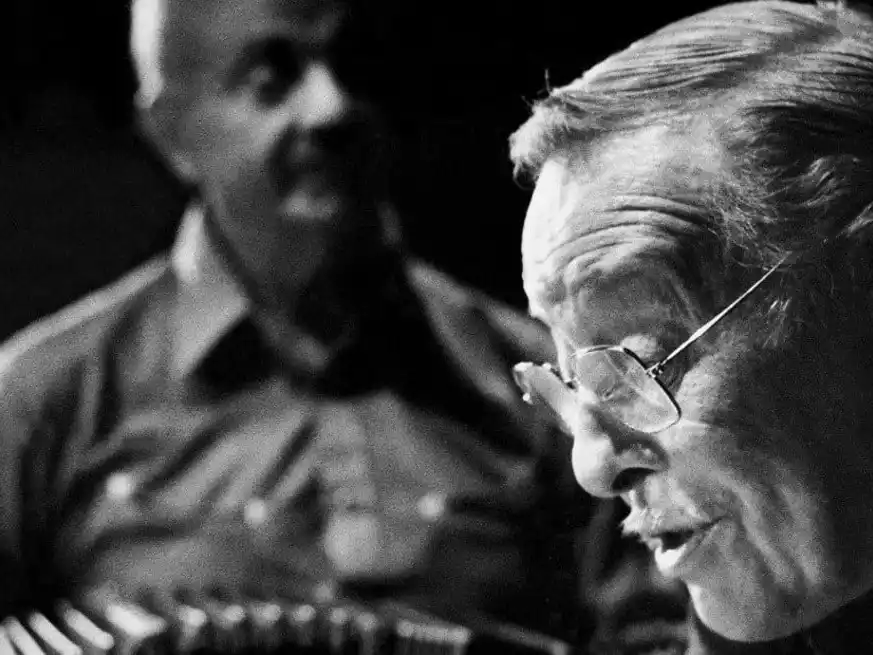 Goyeneche al frente, escoltado por Astor Piazzolla, en una postal histórica capturada por Sara Facio. Foto: Gentileza Secretaría de Cultura de la Nación