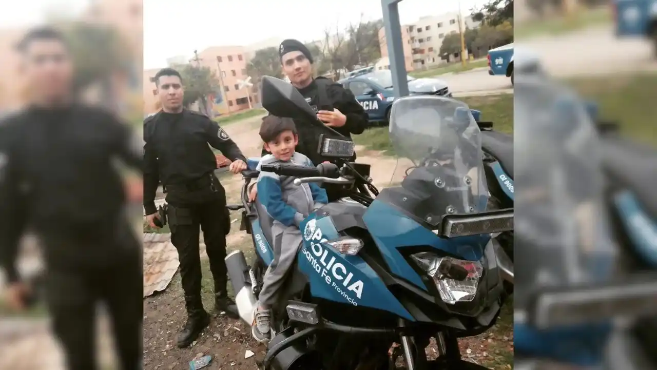 Firmat: el niño que sueña con ser policía