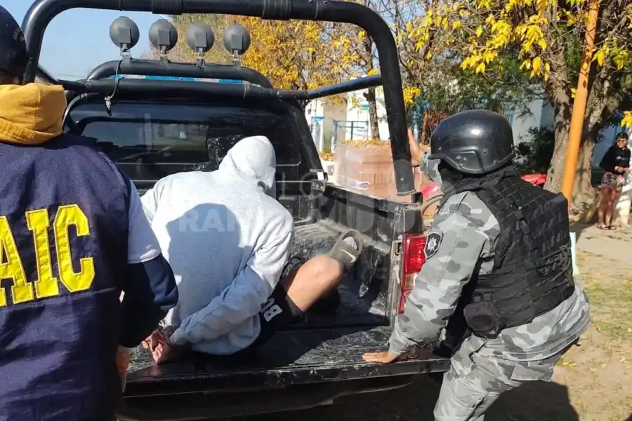 Le entraron por la ventana y le robaron todo: secuestraron armas de fuego, cartuchos, electrodomésticos, prendas de vestir varias y celulares
