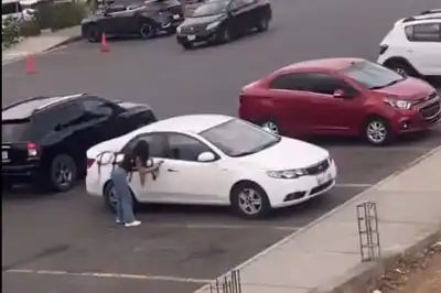 "Perro infiel": descubrió que su novio le era infiel y lo escrachó escribiéndole un mensaje en el auto