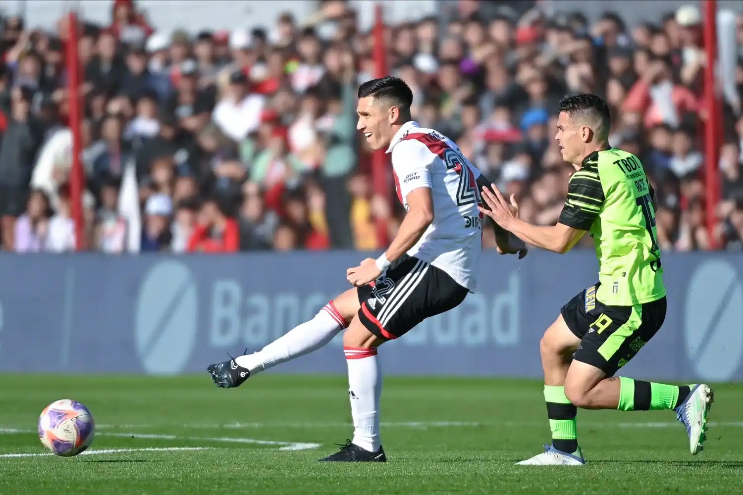 Kranevitter juega de espaldas a Arce.