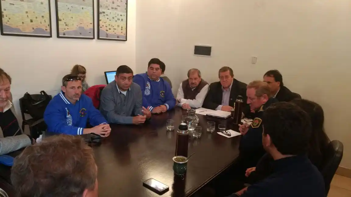 Representantes de frigoríficos, trabajadores y policía, se reunieron para buscar cambios en la forma de circulación del dinero