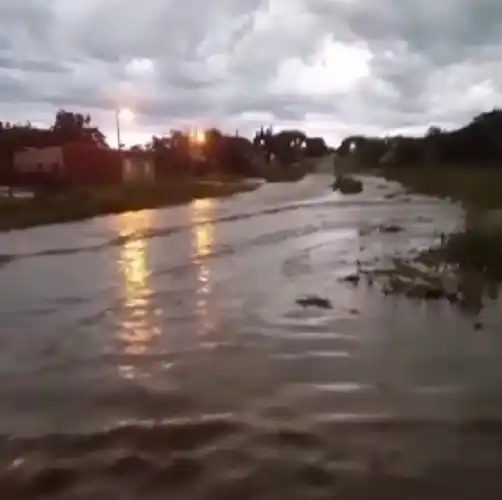 Dramática búsqueda en Paraná: una familia fue arrastrada por el arroyo Las Viejas en medio del temporal