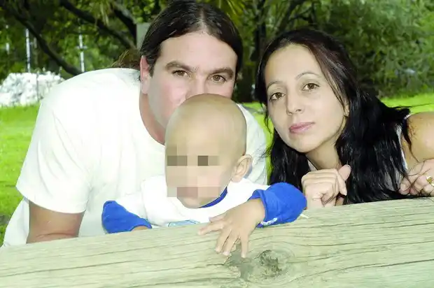 Denunciaron a una policía de estafarlos para recuperar a su hijo