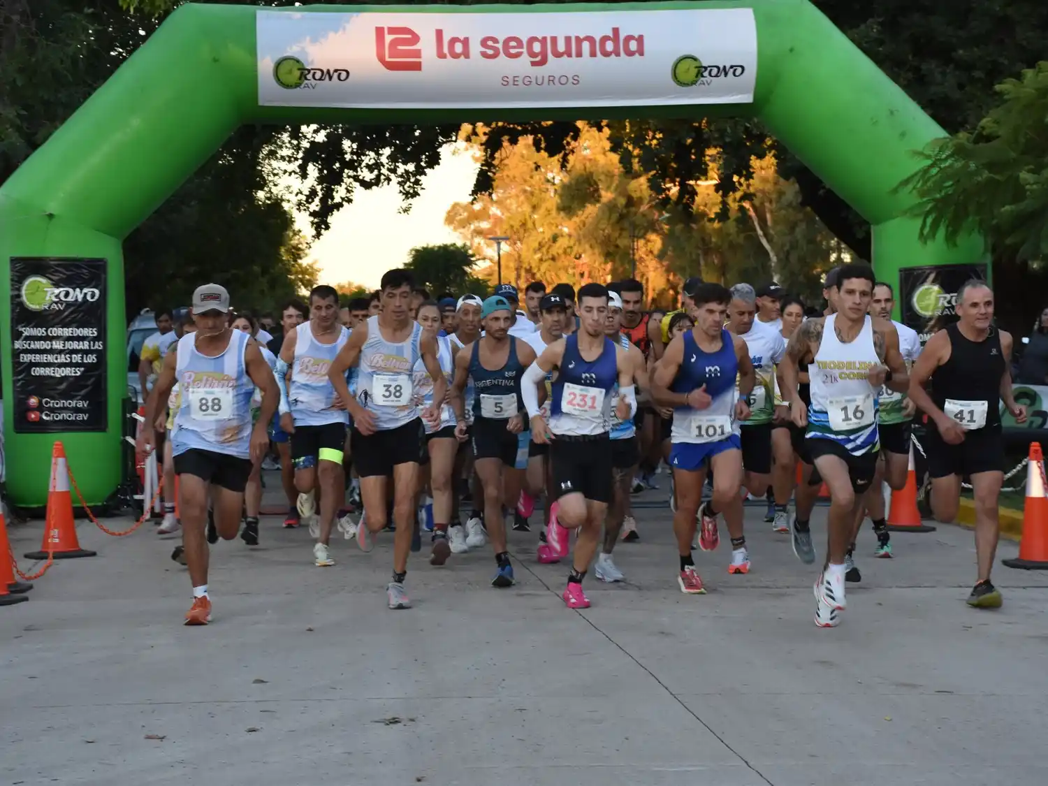 La largada se realizó en el predio de la Casa de la Cultura, sobre avenida Sarmiento, y tuvo recorridos de 5 y 10 kilómetros.
