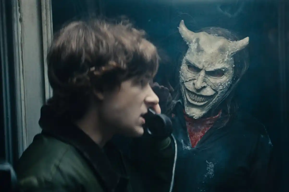 Ethan Hawke vuelve como el villanísimo villano de "Teléfono negro 2".