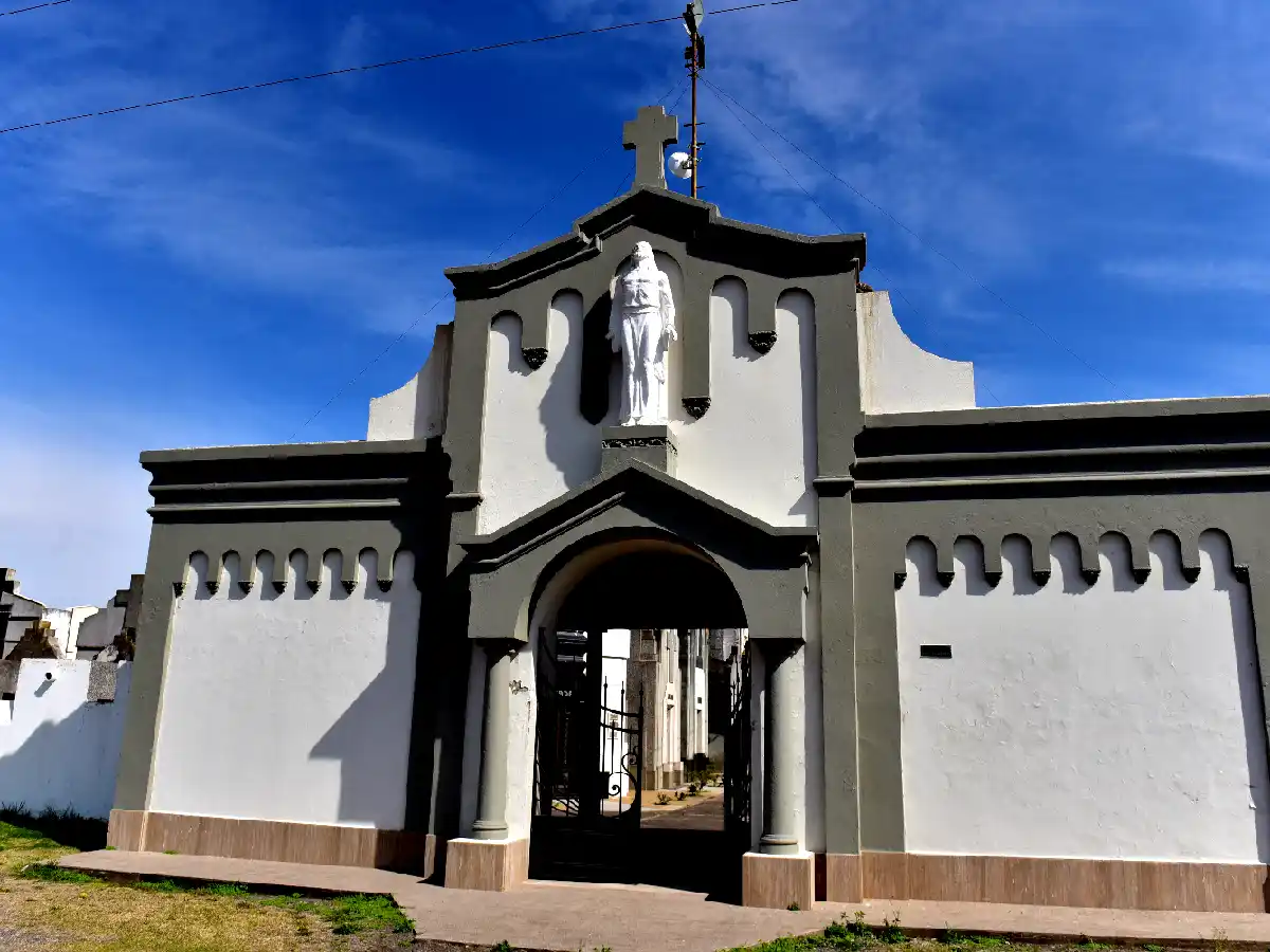 Cansados de robos y vandalismo, instalan cámaras en el cementerio de Plaza San Francisco 