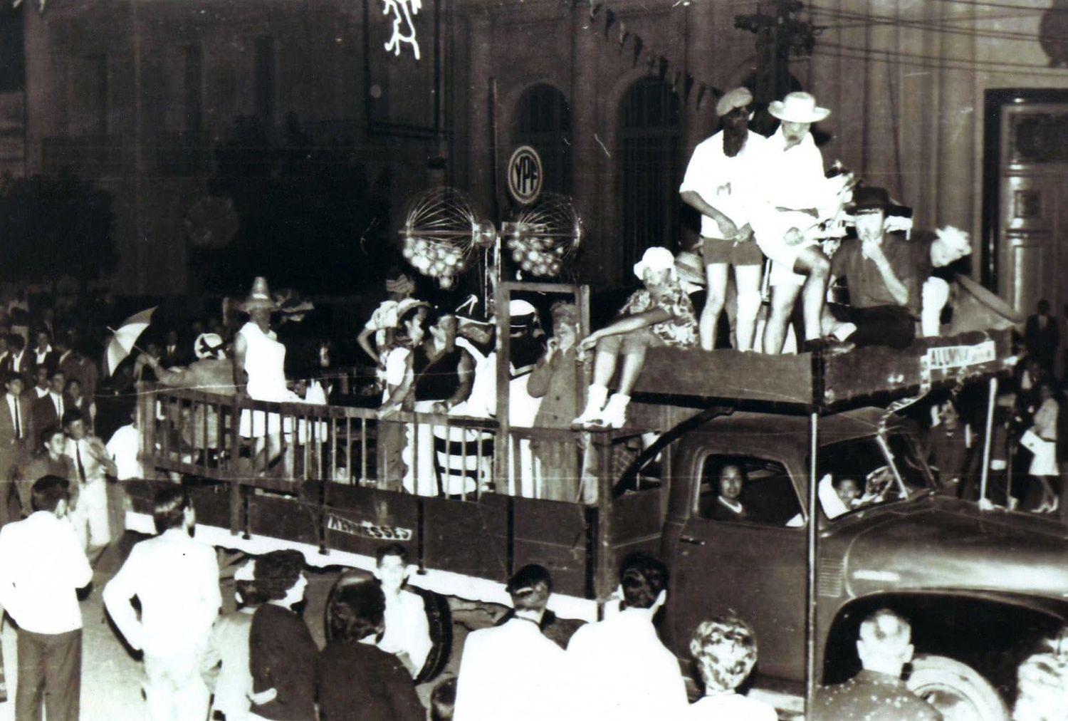 El cotillón del Carnaval De la pachanga a la espuma